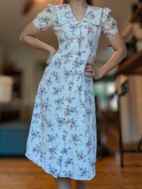 90s Floral Button-Front Midi Dress in Light Pink with Purple And White Accents